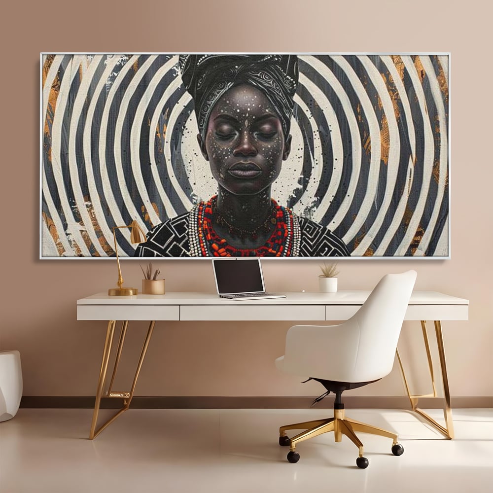 Tablou canvas cu tablou canvas cu regina africana, in rama de aluminiu argintiu, pe perete intr-un birou